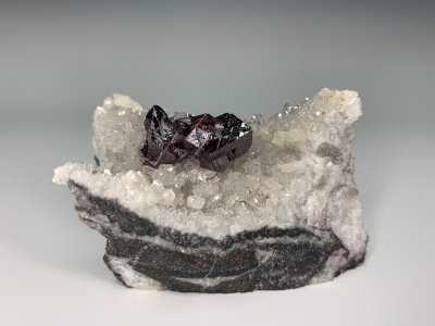 Cinnabar on Quartz from Tongren, Ghizou Province, China [db_pics/ZowaderUpdates/DZ0211c.jpg]
