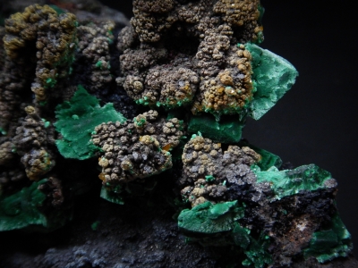 Wulfenite, Malachite & Beaverite(?) from Whim Creek Mine, Roenourne Shire, Western Australia, Australia [db_pics/update6/ML00401c.jpg]