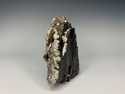 Ferberite with Berthierite, Quartz, Chalcopyrite & Pyrite from Panasqueira, Covilha, Castelo Branco District, Portugal [db_pics/update7/ML00647c.jpg]