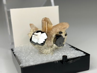 Topaz & Bixbyite from Solar Wind Claim, Thomas Range, Juab County, Utah, USA [db_pics/update7/ML00748b.jpg]