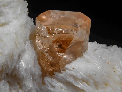 Topaz with Albite from Shigar Valley, Gilgit Division, Pakistan [db_pics/zowater/DZ1406b.jpg]