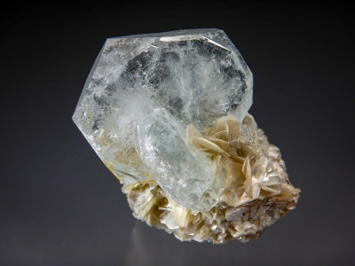 Beryl var Aquamarine with Muscovite from Sichuan Province, China [db_pics/zowater/DZ2408a.jpg]