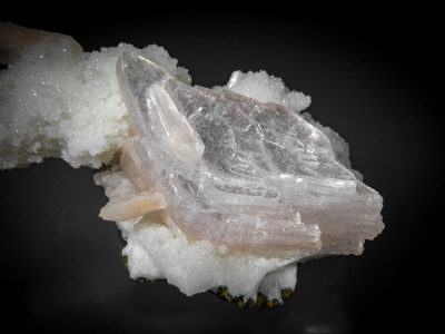 Heulandite & Stilbite on Chalcedony from Jalgaon, Northern Maharashtra, India [db_pics/zowater/DZ3009b.jpg]