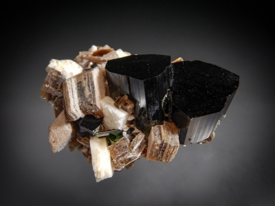 Elbaite with Albite & Muscovite from Tormiq, Gilgit, Northern Areas, Pakistan [db_pics/zowater/DZ5606a.jpg]